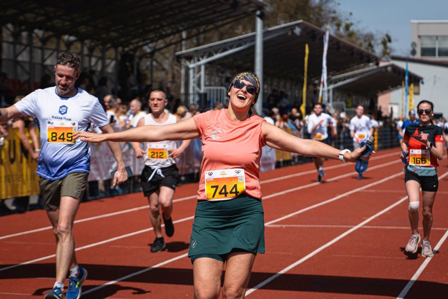 Kobiety i mężczyźni bignący na stadionie miejskim podczas zawodów biegowych